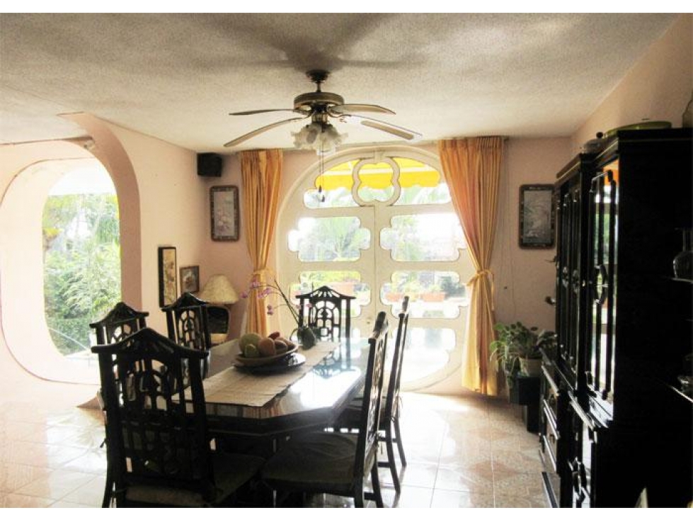 Gran Oportunidad : Propiedad para Remodelar con Potencial Único — foto 3