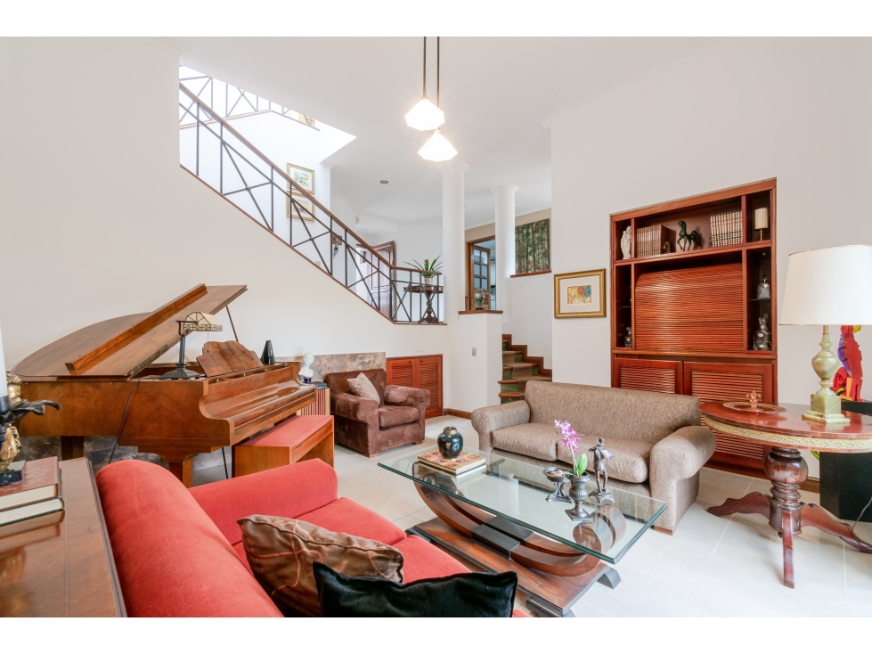 CASA EN LA LOMA DE LOS BALSOS CERCA DEL COLEGIO LA COLINA