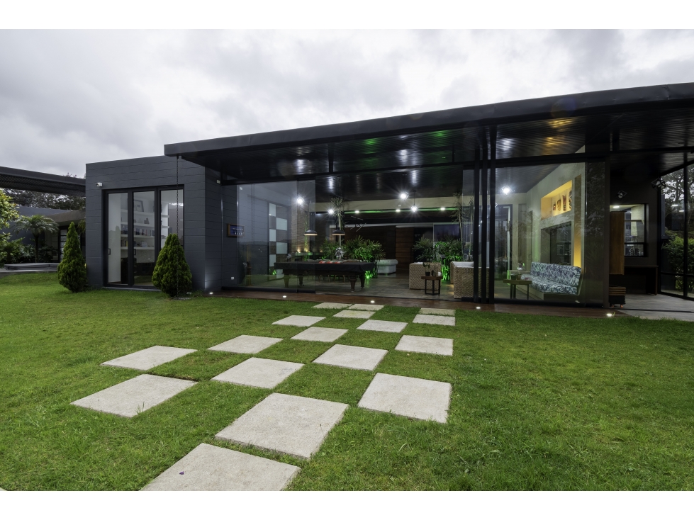 CASA EXCLUSIVA UBICADA POR MERCAJUSTE EN EL ALTO DE LAS PALMAS