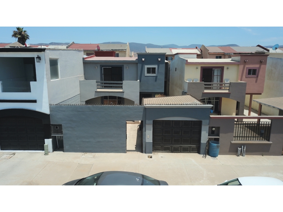 Casa Frente al Mar con Vista Panorámica y Potencial de Inversión