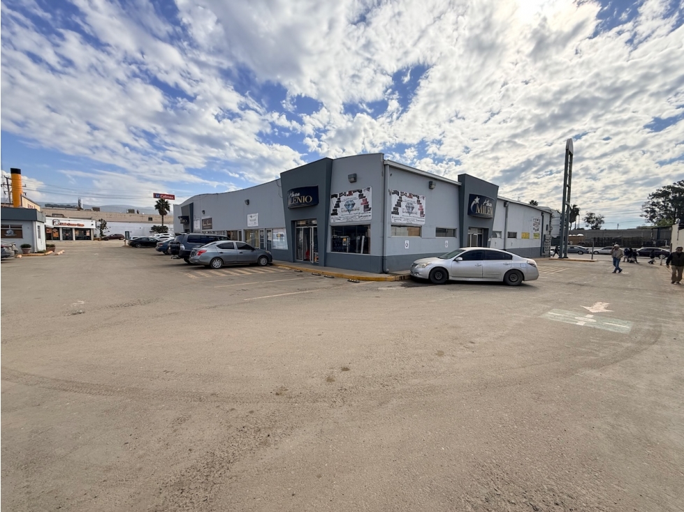 Plaza Comercial en Venta con Alto Flujo Comercial en Ensenada  - 4