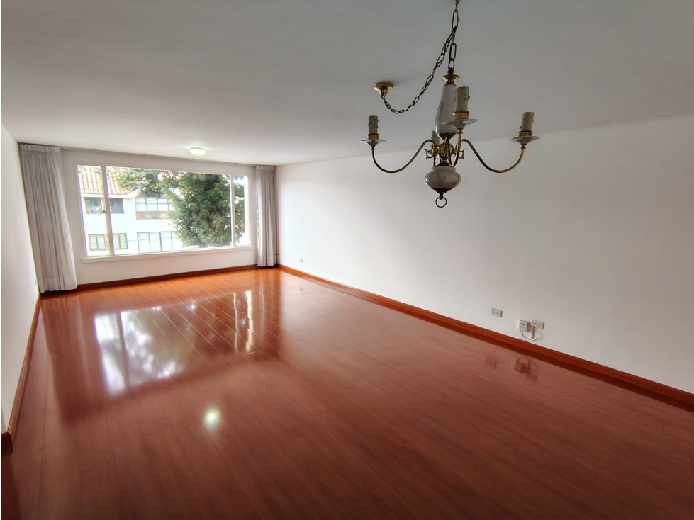 AMPLIO APARTAMENTO PARA REMODELACION LA ALHAMBRA