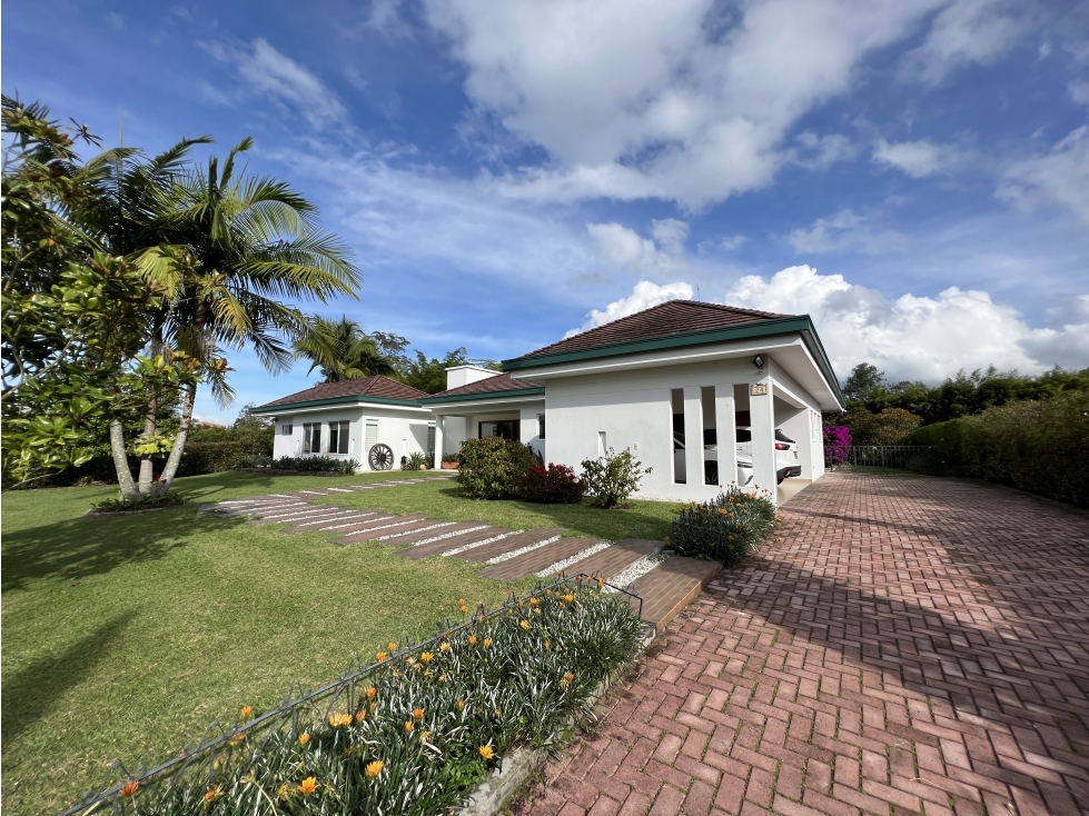 Casa un nivel espacios abiertos jardines cerca al Club LLanogrande