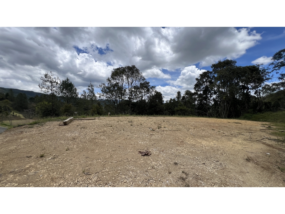 Lote en el Retiro parcelación con bosques nativos vías pavimentadas