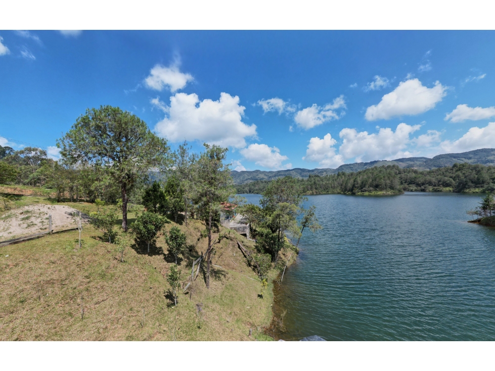 Lote urbano Guatapé posibilidad hasta 5 pisos frente al embalse — foto 2