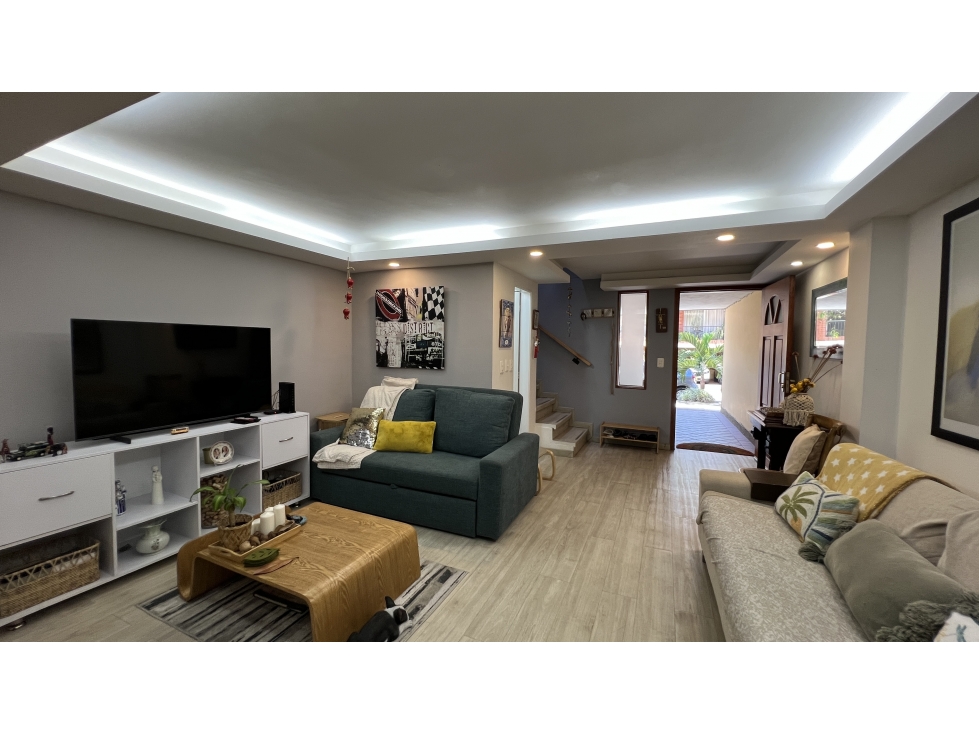 Casa 2 niveles jardín reformada acabados unidad completa la cuenca — foto 3