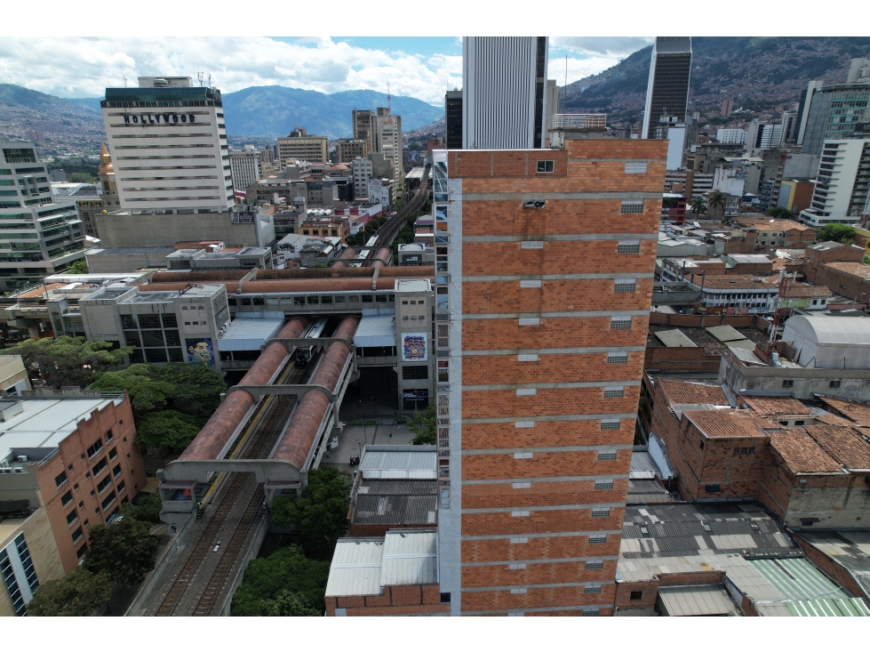 Edificio 3 locales y 6 oficinas centro de medellin frente estacion — foto 2