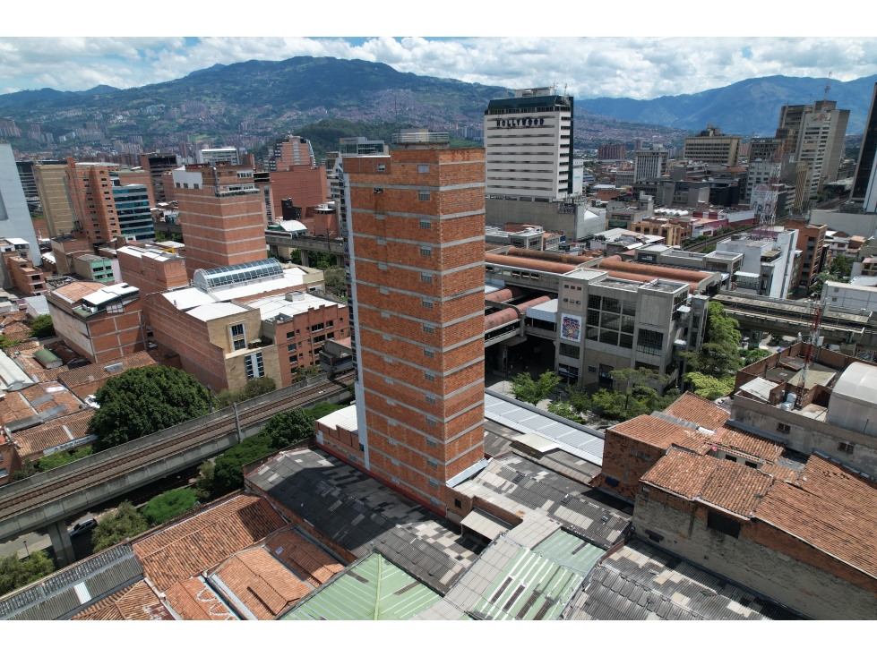 Edificio 3 locales y 6 oficinas centro de medellin frente estacion — foto 3