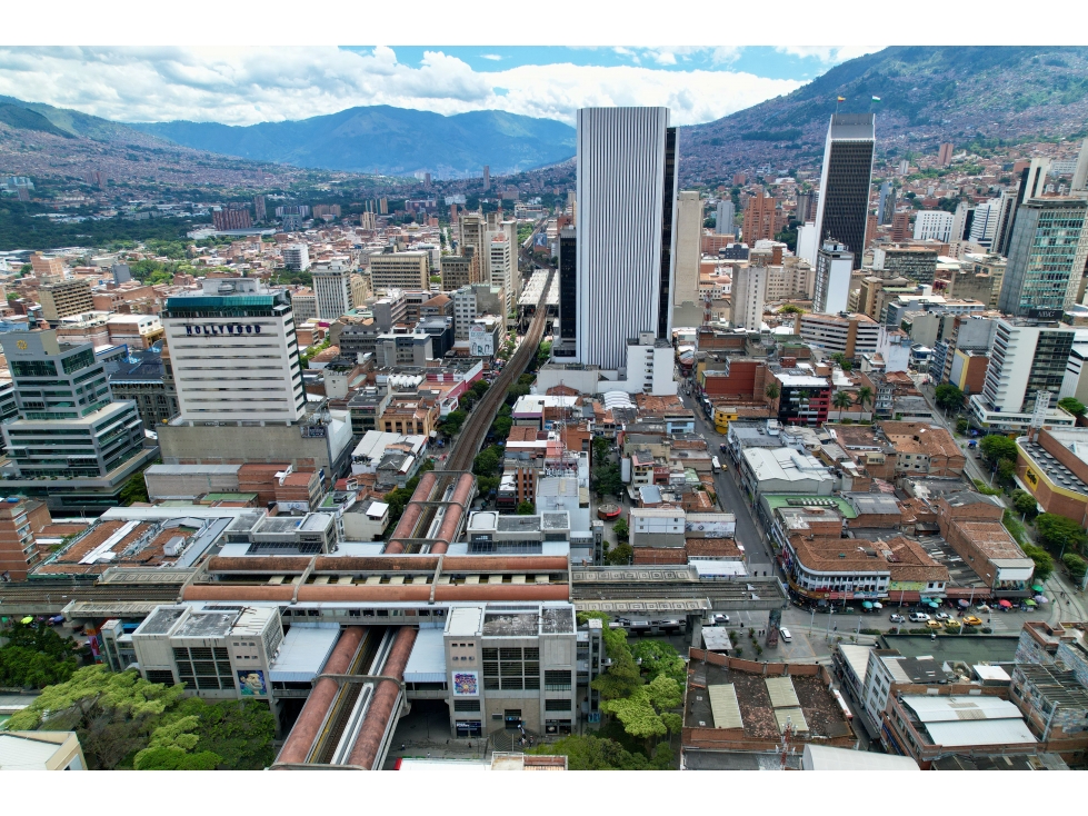 Edificio 3 locales y 6 oficinas centro de medellin frente estacion — foto 5