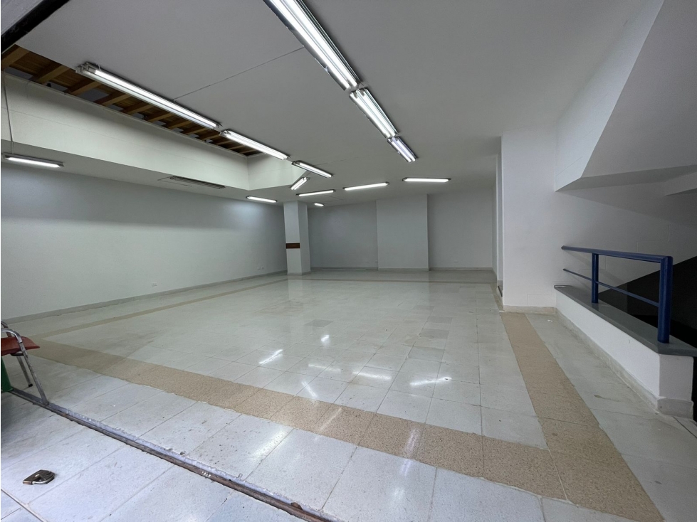 Edificio 3 locales y 6 oficinas centro de medellin frente estacion — foto 4