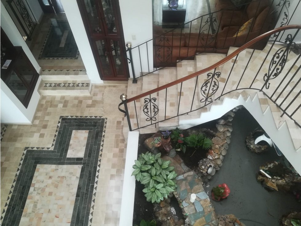 SE VENDE HERMOSA CASA BARRIO ALGARRA 3 - 3