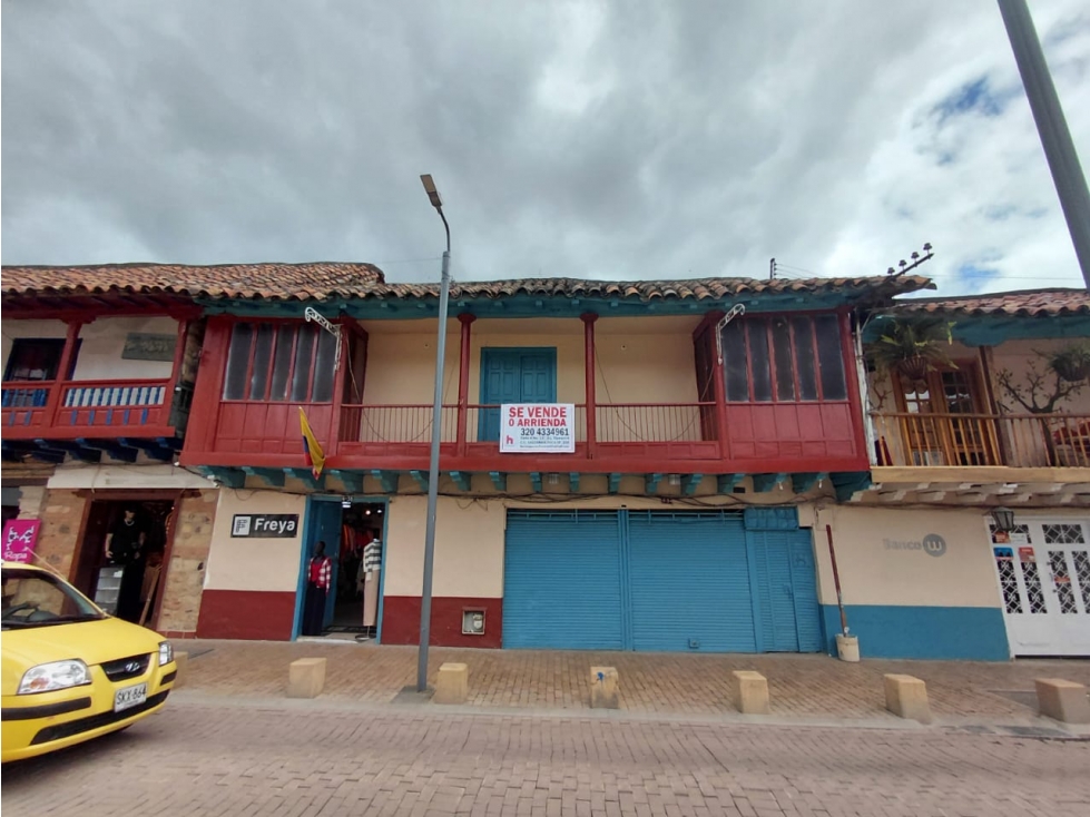 SE VENDE O SE ARRIENDA CASA COMERCIAL EN EL PARQUE PRINCIPAL