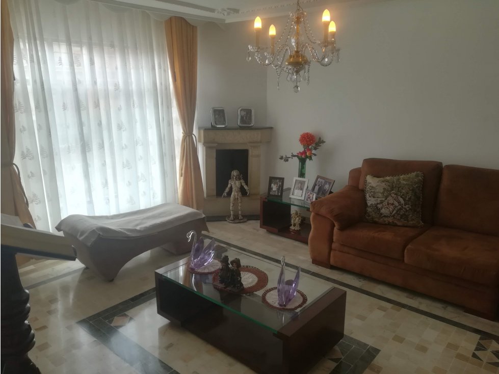 SE VENDE HERMOSA CASA BARRIO ALGARRA 3 - 6