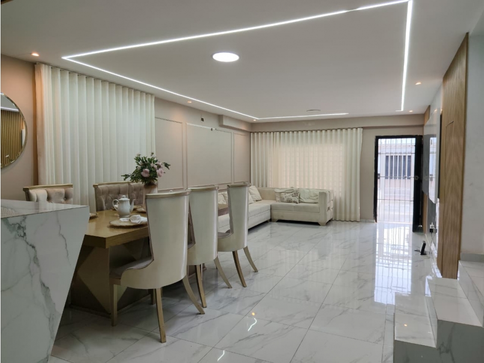 ¡OPORTUNIDAD POR MOTIVO DE VIAJE! CASA REMODELADA EN PORVENIR