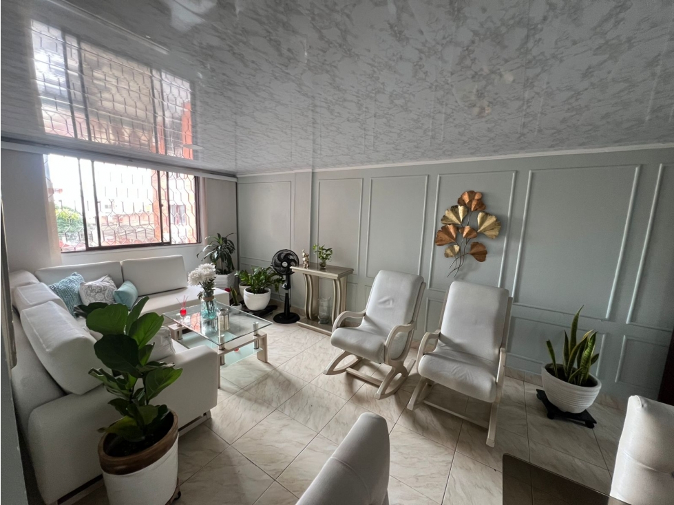 SE VENDE APARTAMENTO REMODELADO EN LAS DELICIAS — foto 3