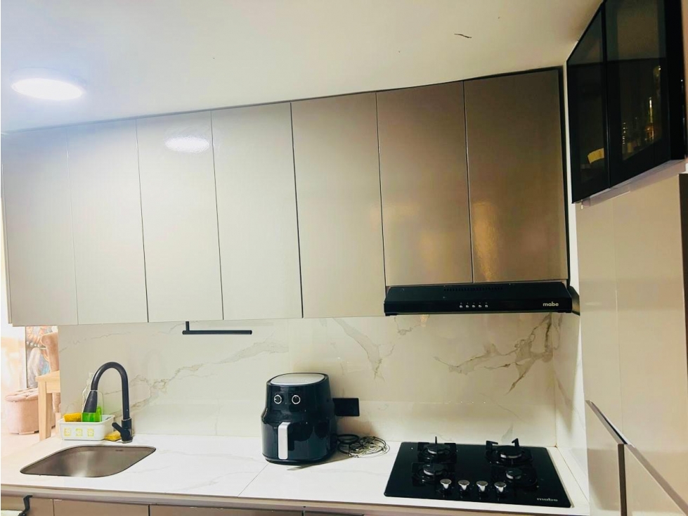SE VENDE APARTAMENTO REMODELADO EN MIRAMAR 1 PISO — foto 3