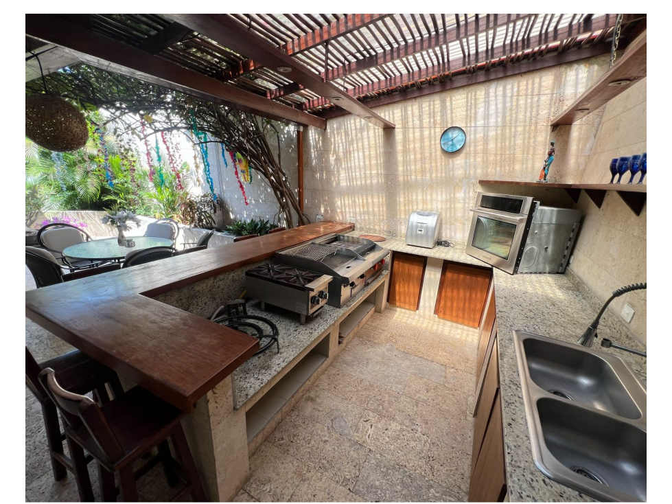 SE VENDE AMPLIA CASA EN LA CASTELLANA