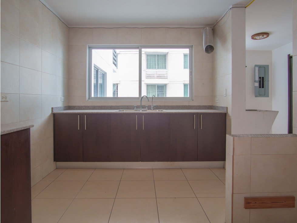 Venta: Reposeído en Constellation Tower — foto 4