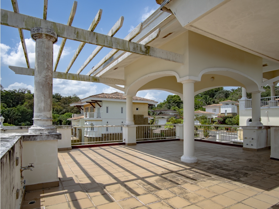 Remate de apartamento tipo townhouses Cocolí, Tucan Country Club