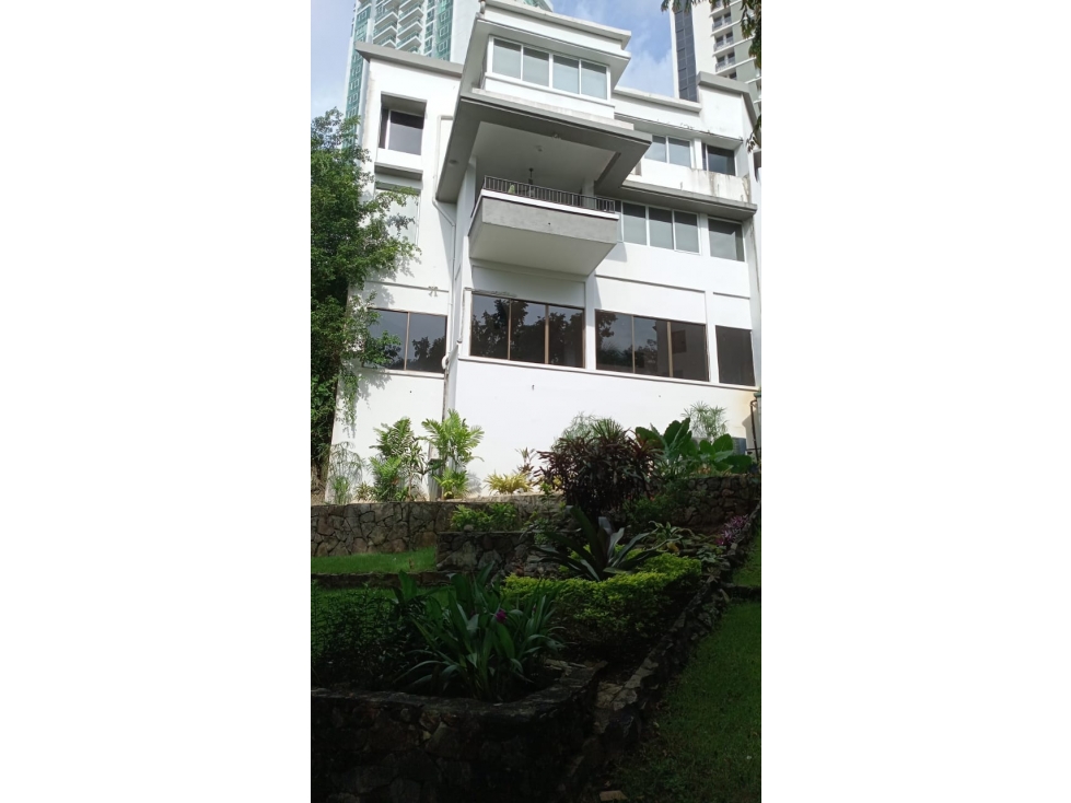 Venta de Casa con 3 pisos en Hato Pintado - 1