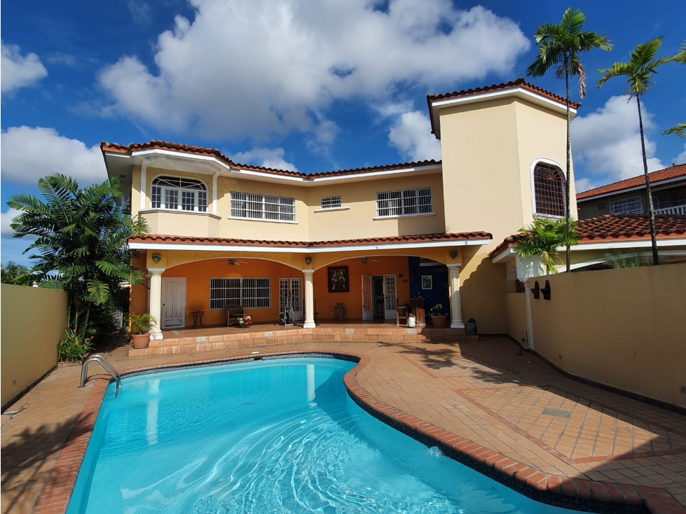Venta o alquiler: Casa con piscina en Hato Pintado