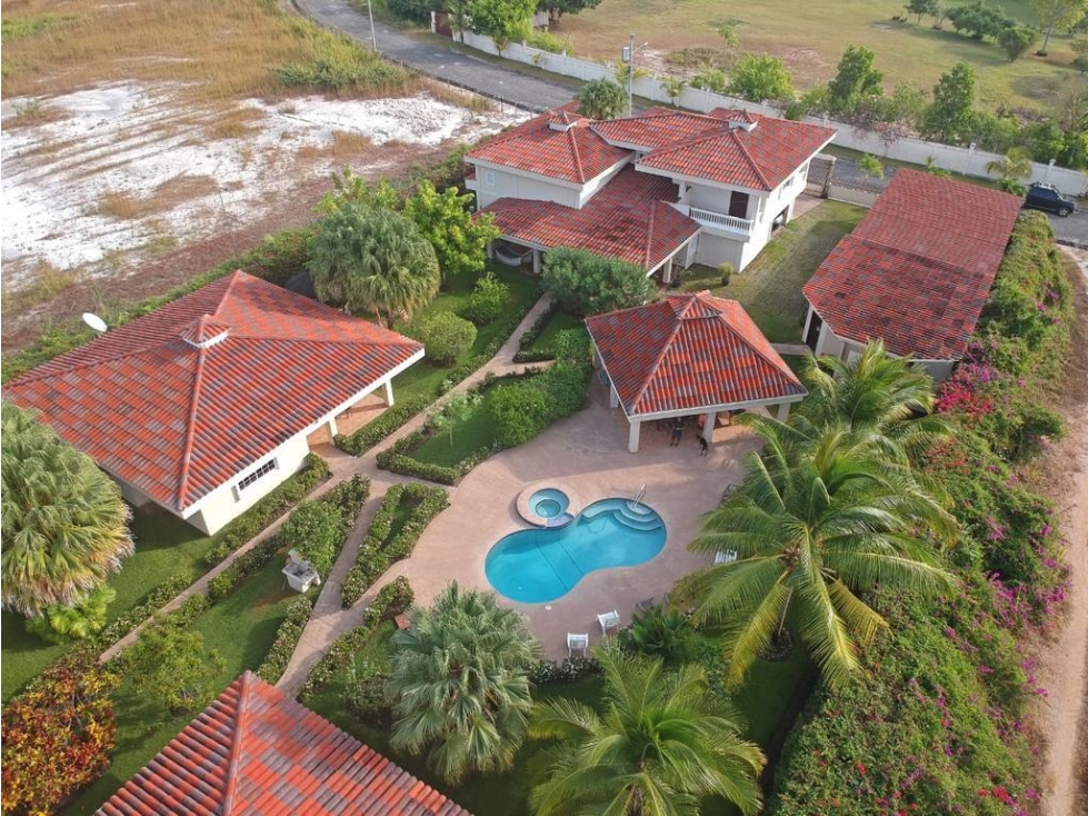 Venta: Propiedad de playa con 4 casas en Santa Clara