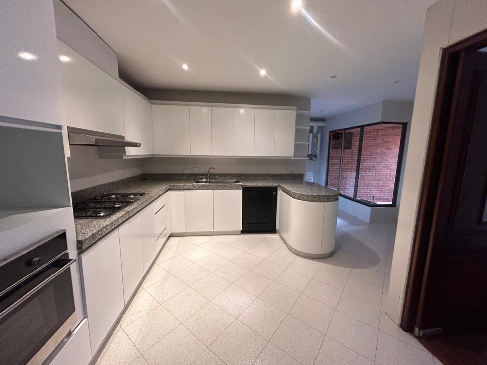 APARTAMENTO EN ARRIENDO CHICO RESERVADO