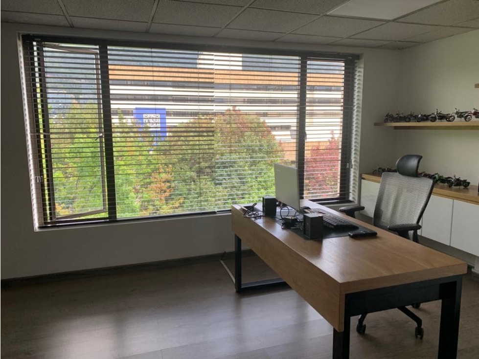 VENDO -Amobladas o Sin - Esta OFICINA. En Chicó -En un gran Edificio