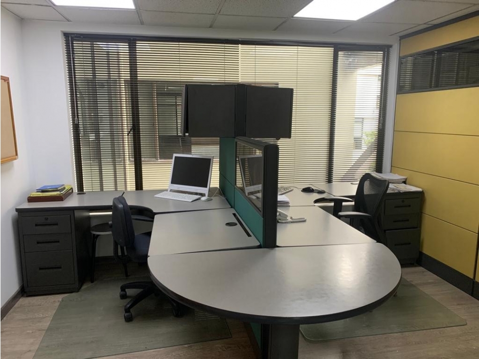 VENDO -Amobladas o Sin - Esta OFICINA. En Chicó -En un gran Edificio — foto 2