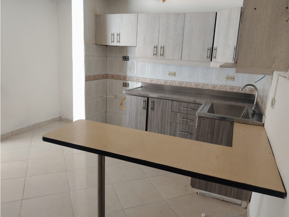 CASA MUY AMPLIA EN PRIMER PISO EN VENTA EN GUAYABAL — foto 2