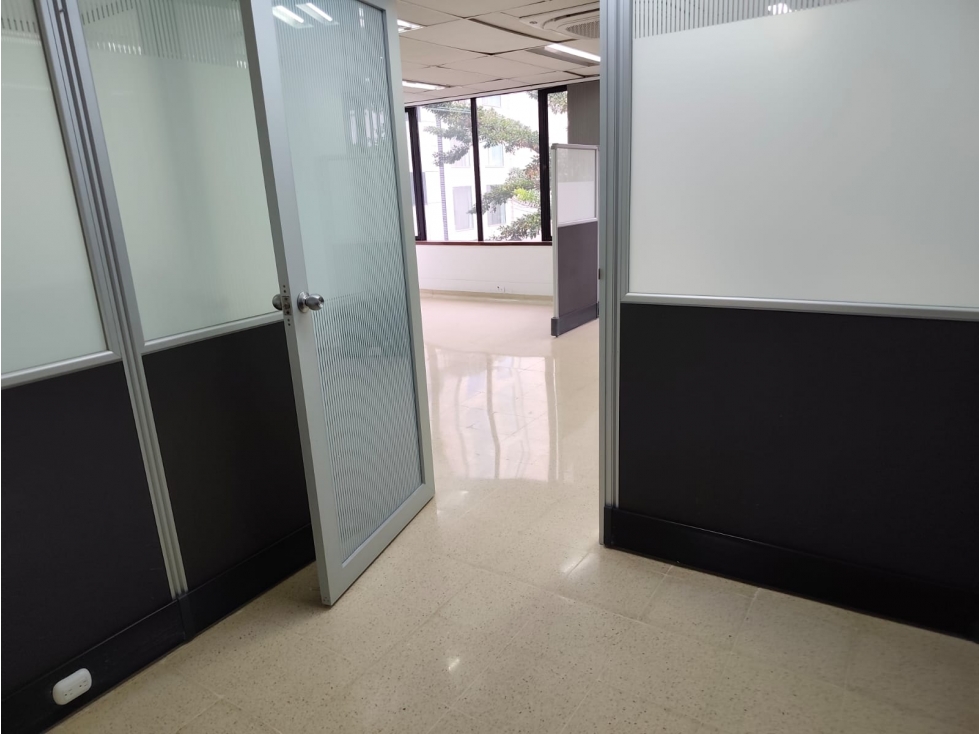 ARRIENDO AMPLIA OFICINA EN EL POBLADO MILLA DE ORO. — foto 6