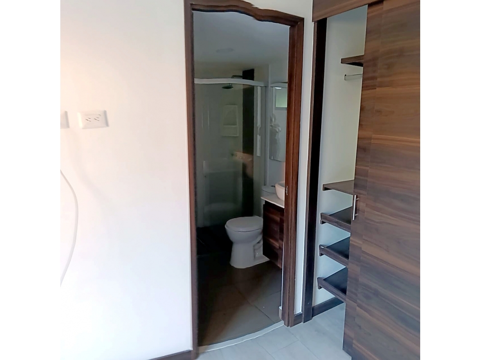 Apartamento de 77 m² en El Retiro: luz natural, ladrillo y balcón — foto 4