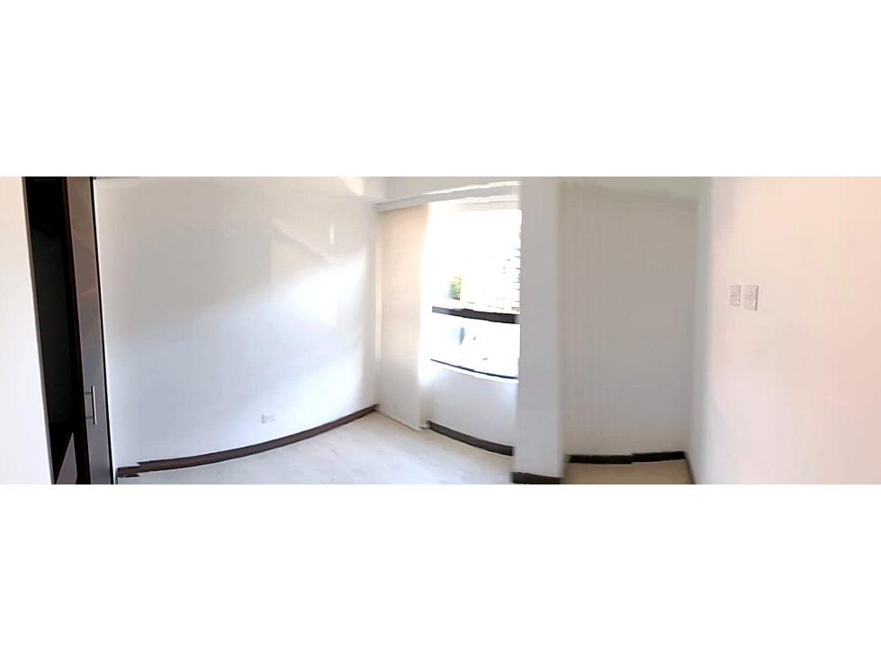Apartamento de 77 m² en El Retiro: luz natural, ladrillo y balcón — foto 5
