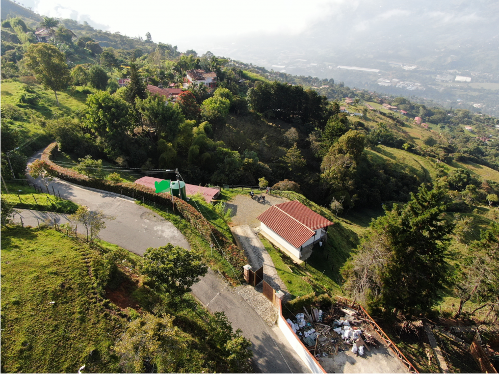 FINCA EN GIRARDOTA CON EXCELENTE VISTA A LAS MONTAÑAS Y A LA CIUDAD - 1