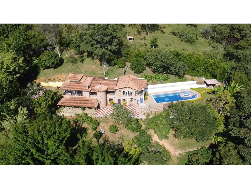 SE VENDE CASA CAMPESTRE EN GIRARDOTA