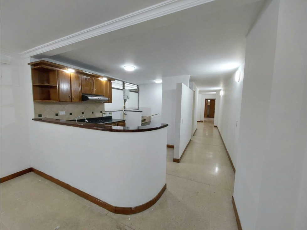 VENDO APARTAMENTO REMODELADO EN LA CASTELLANO EN PISO 4 POR ESCALAS — foto 3