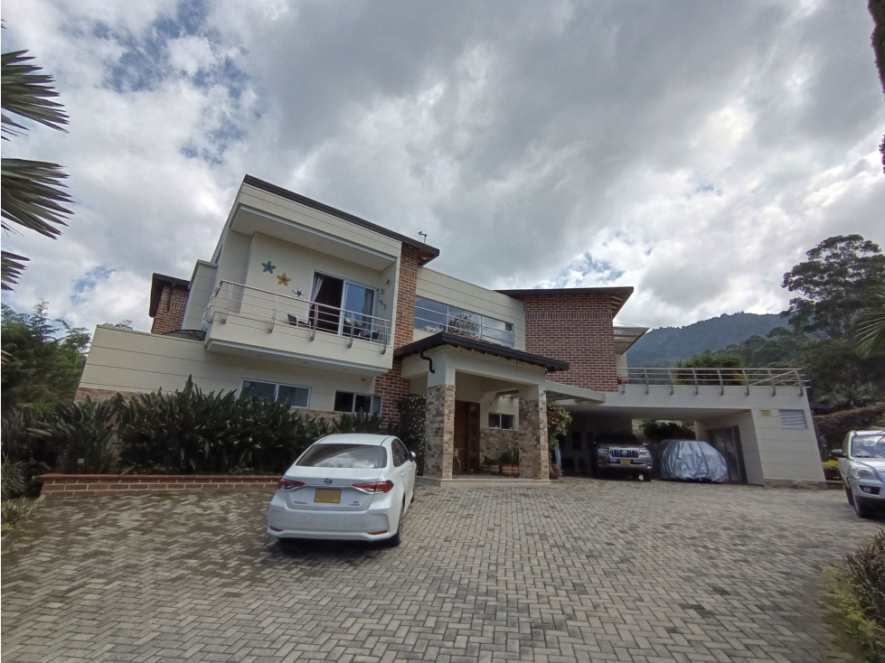 VENTA DE CASA EN CONDOMINIO DE ENVIGADO.