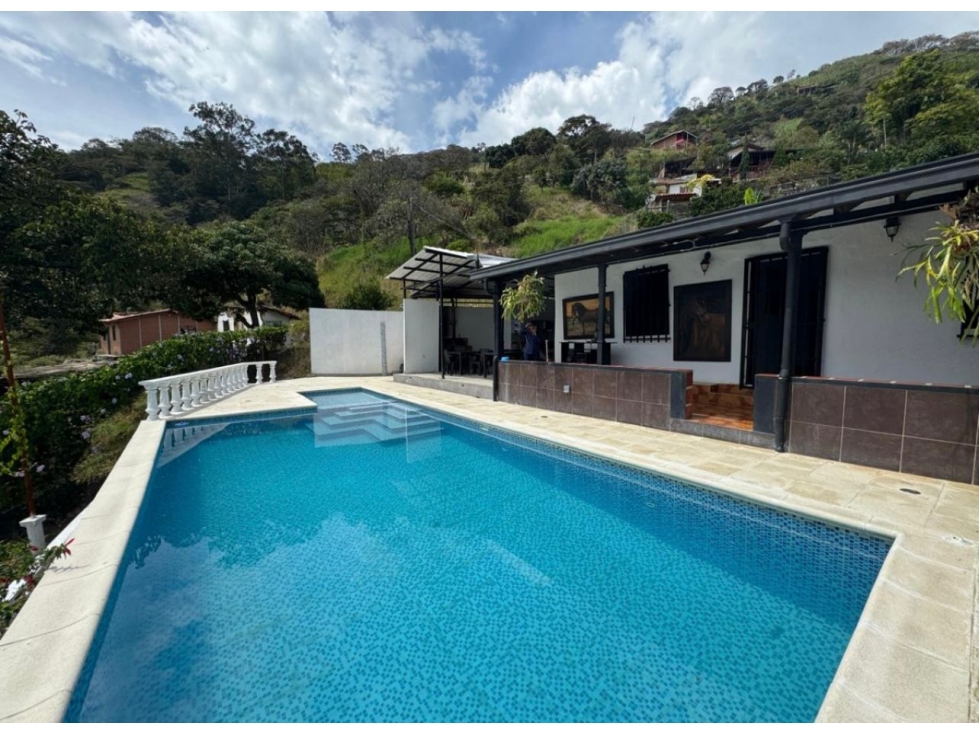 SE VENDE CASA CAMPESTRE EN GIRARDOTA