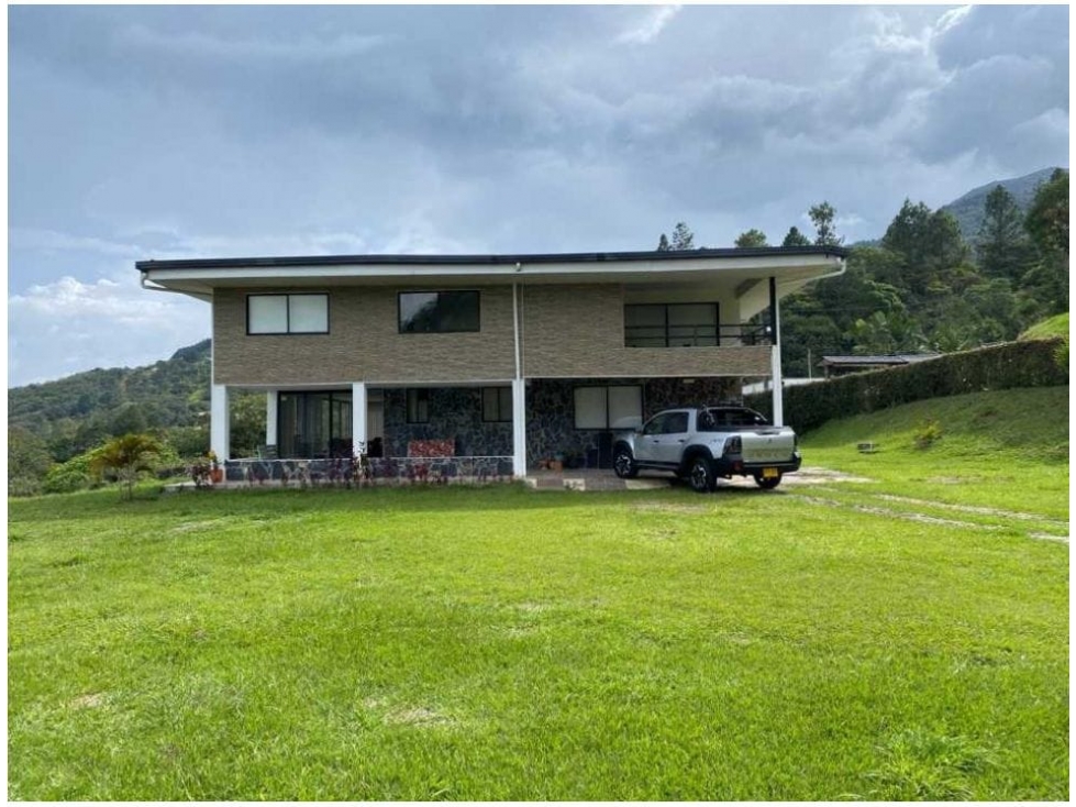 SE VENDE CAMPESTRE EN COPACABANA VILLA ROCA