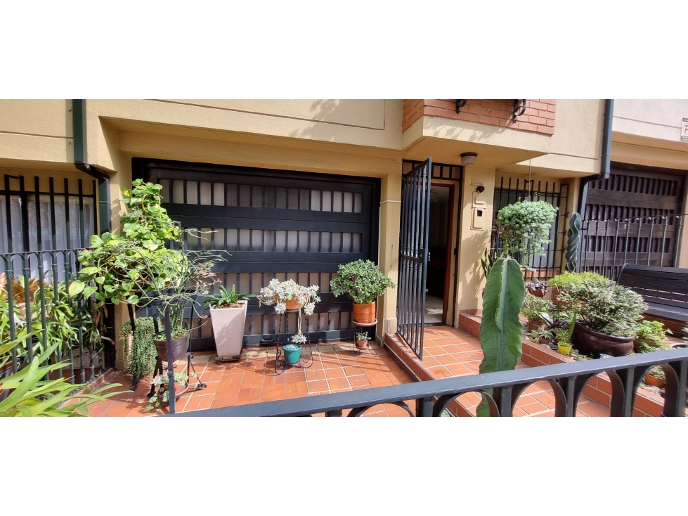 VENDO CASA UNIFAMILIAR EN UNIDAD ABIERTA EN SABANETA PARTE PLANA