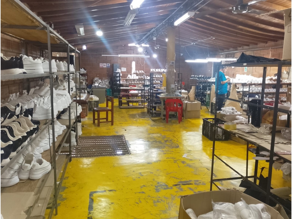 VENTA DE BODEGA CON 2 APARTA ESTUDIOS EN BOSTON.