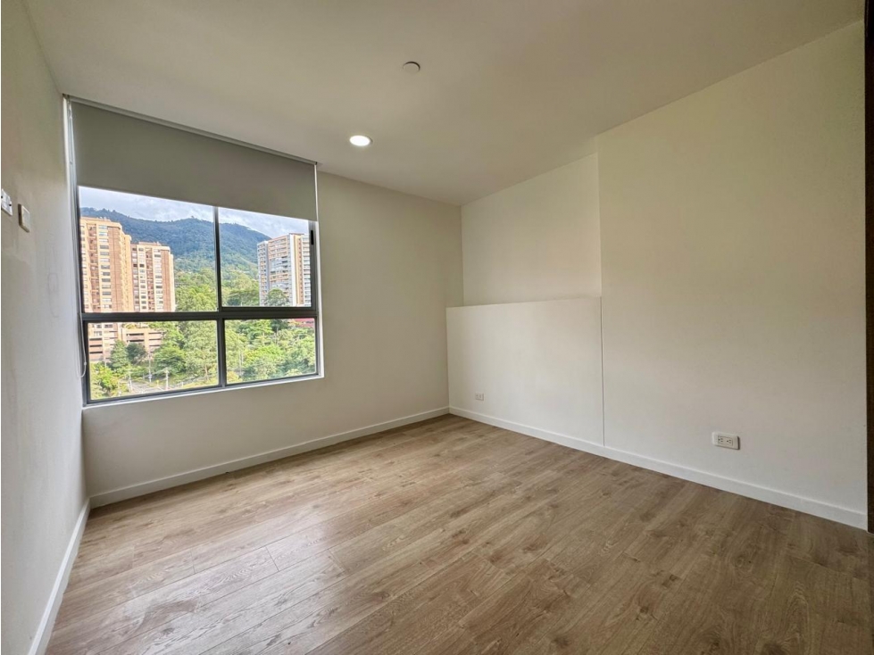 REBAJÓ VENDO CASA 3 NIVELES? Medellín, El Poblado | Unidad Cerrada — foto 4