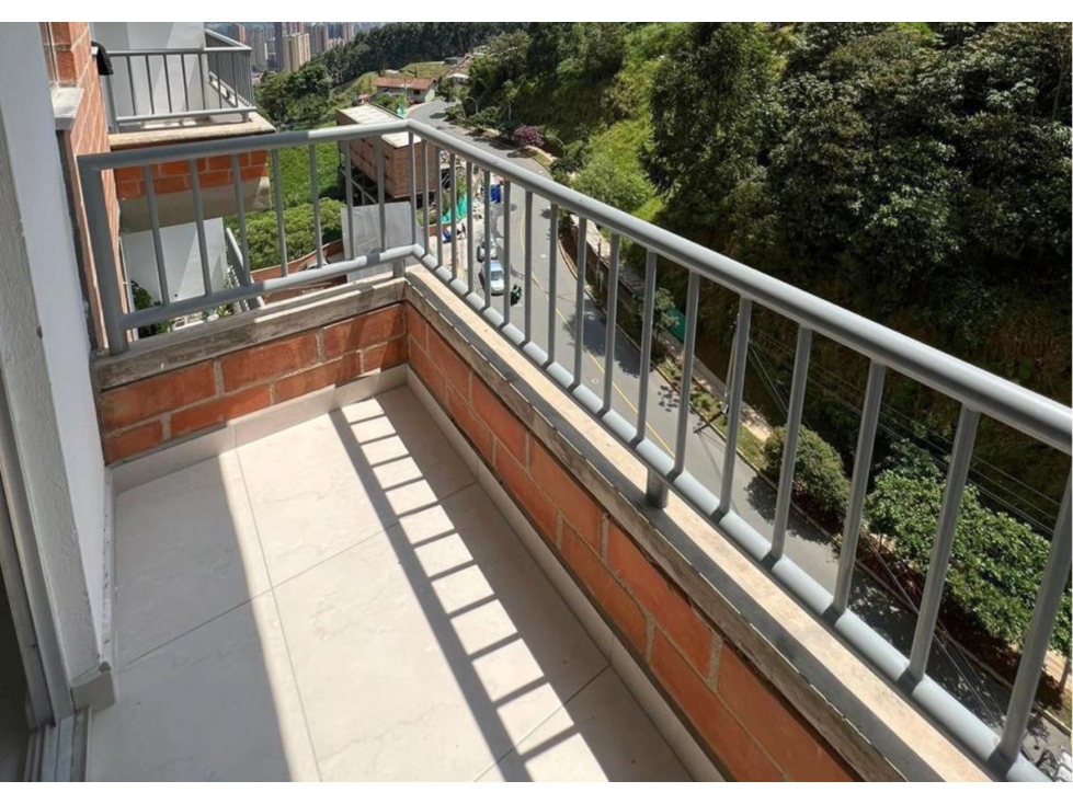 Apartamento con parqueadero y cuarto útil. Sabaneta, Loma de San José