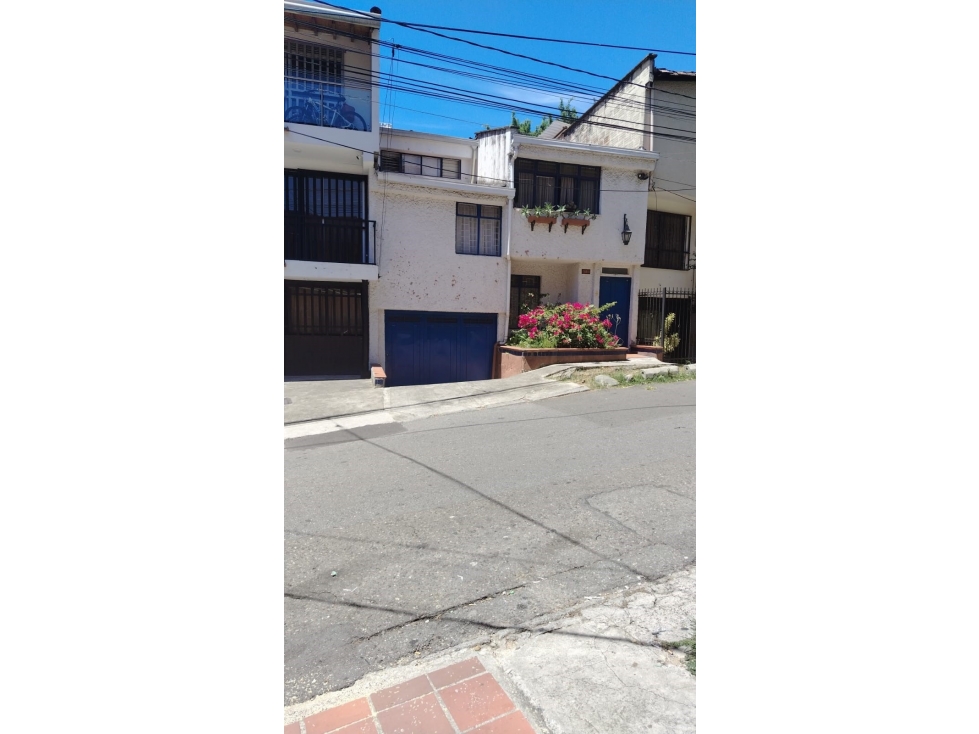 VENDO CASA PRIMER PISO EN LA FLORESTA MEDELLIN