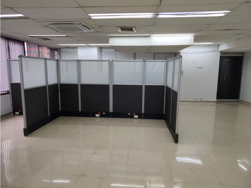 ARRIENDO AMPLIA OFICINA EN EL POBLADO MILLA DE ORO.