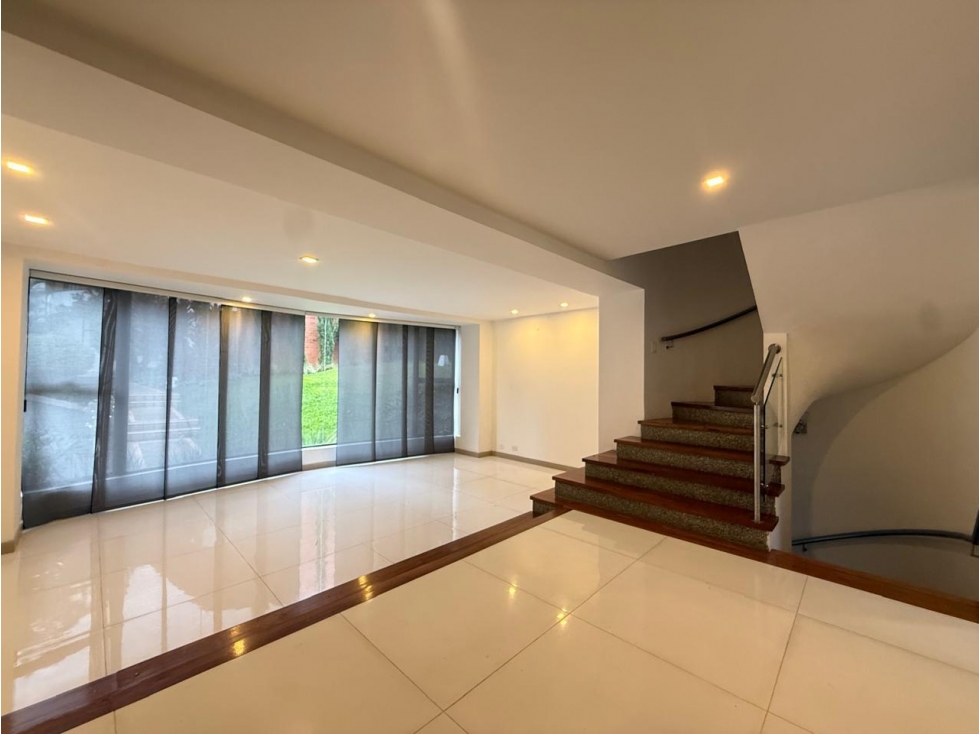 Venta de casa en La Abadía, Poblado con jardín y jacuzzi 420M2 — foto 5