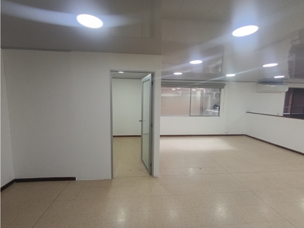 VENDO OFICINA EN GUAYABAL A 800 METROS DE LA ESTACIÓN AGUACATALA