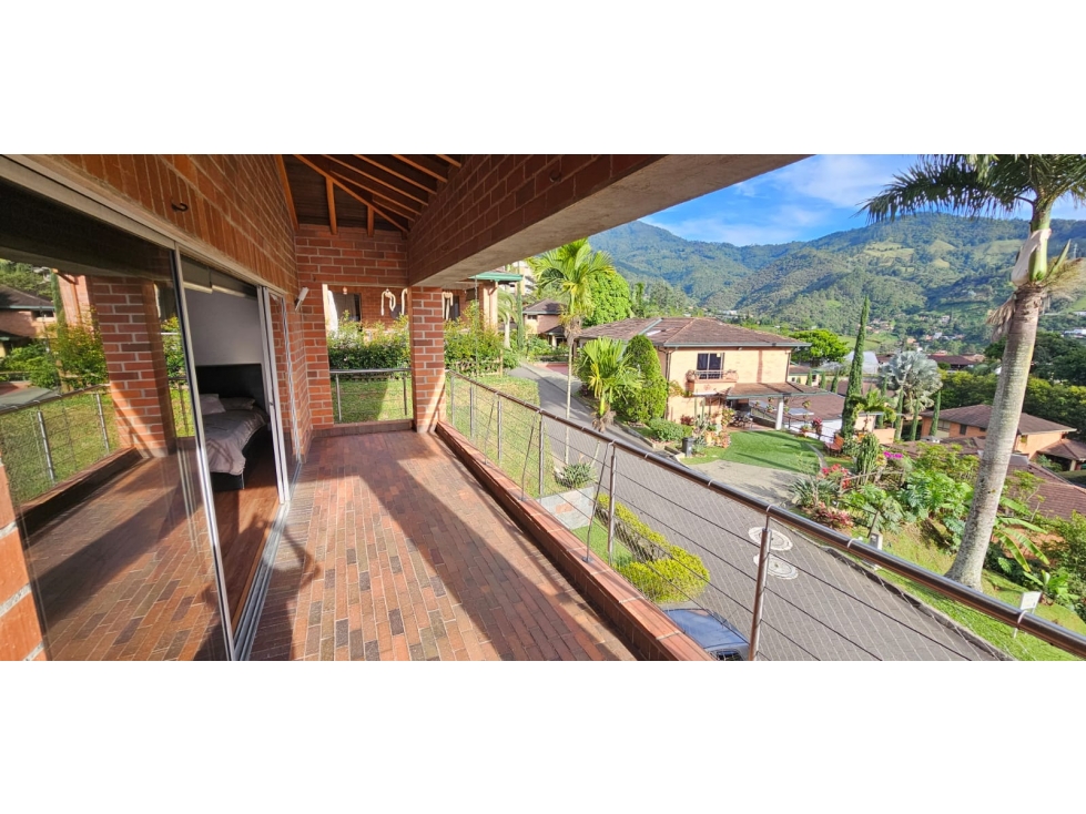 SE VENDE CASA EN SABANETA SECTOR LAS LOMITAS