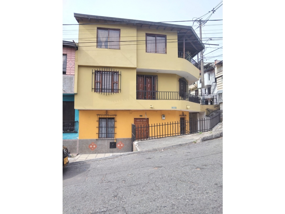 SE VENDE CASA PRIMER PISO EN CAMPO VALDES MUY BIEN UBICADA