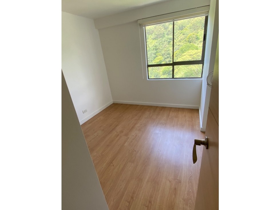 VENTA DE AMPLIO APARTAMENTO EN LA LOMA DE LOS BERNAL — foto 6